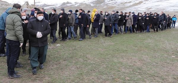 Rektörün babası öldü cenaze namazında herkese maske ve eldiven dağıtıldı - Resim: 4