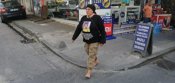 İstanbul'da mezara çıplak ayakla yürüdü: Bu gece yanında yatacağım - Resim: 0