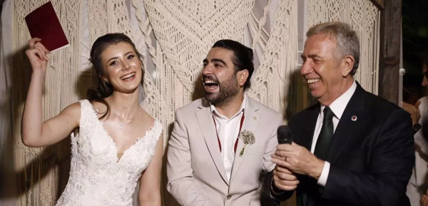 Karadeniz müziğininin sevilen ismi Selçuk Balcı sevgilisiyle mutluluğa 'evet' dedi! Nikah şahitleri bakın kim oldu... - Resim: 2