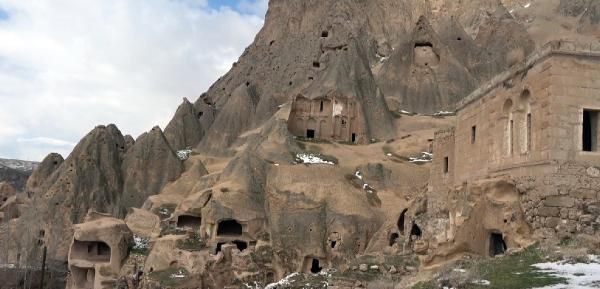 'Yol'suzluk Meryem Ana Kilisesi’ni unutturdu! Tarihi kilise dökülmeye başlandı - Resim: 1