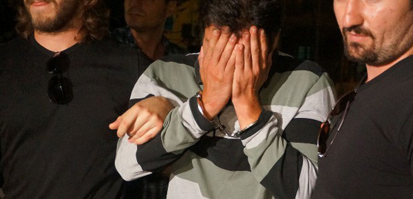 Polis memurunun iğrençliğine bakın hem annesiyle hem kızıyla... - Resim: 1