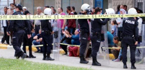 Bisikletiyle kamyon altında kaldı, yakınları fenalık geçirdi - Resim: 1