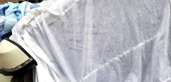 Eve gelmeyen eşinin kıyafetlerini otomobile bağlayıp üzerine not yazdı - Resim: 0