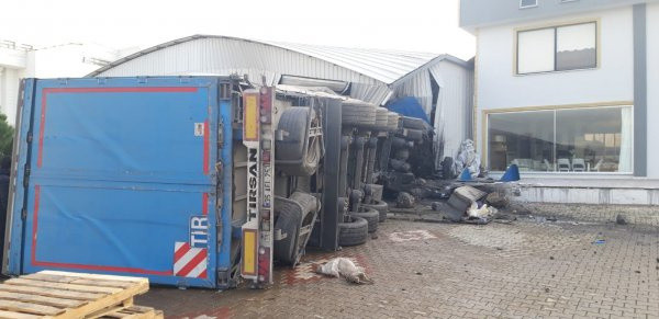 Bursa'da bira yüklü tır mobilya mağazasına girdi - Resim: 0