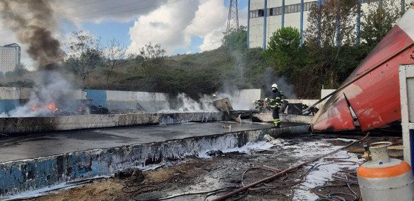 Kocaeli'de korkutan yangın! Gökyüzü simsiyah oldu - Resim: 0