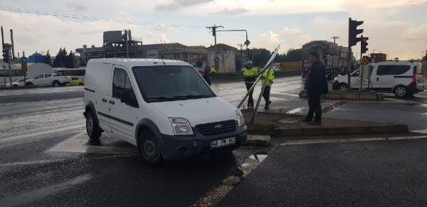 Çöp kamyonu ile hafif ticari araç çarpıştı: 2 yaralı - Resim: 3