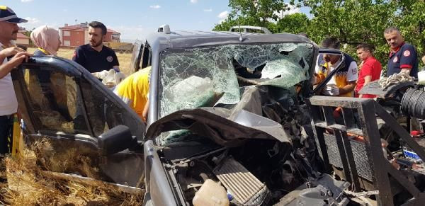 Hafif ticari araç traktörle çarpıştı: 2 ölü, 1 yaralı - Resim: 2