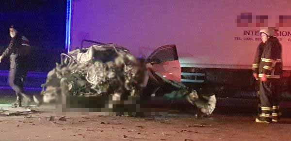 Çanakkale'de katliam gibi kaza! Akaryakıt istasyonundan çıkan TIR'a otomobil çarptı: 5 ölü - Resim: 1