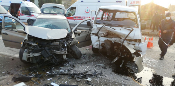 Sakarya'da minibüs ve otomobil kafa kafaya çarpıştı! Çok sayıda yaralı var - Resim: 0