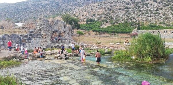 Antalya'ya turistler akın etti! Bu havuzlarda yüzmek için kilometrelerce yol geliyorlar - Resim: 2