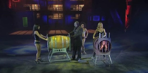 Sihirbaz hileyi ifşa etti! Boğazından iğneleri nasıl çıkarıyor? - Resim: 1