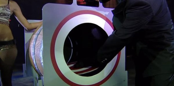 Sihirbaz hileyi ifşa etti! Boğazından iğneleri nasıl çıkarıyor? - Resim: 2