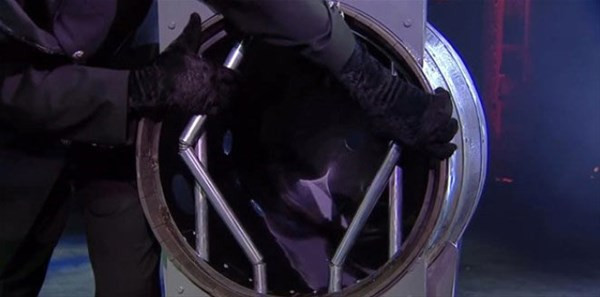 Sihirbaz hileyi ifşa etti! Boğazından iğneleri nasıl çıkarıyor? - Resim: 4