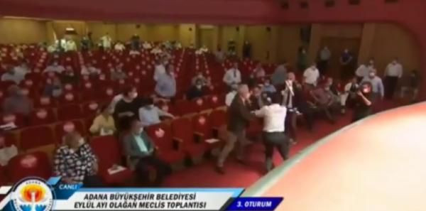 Adana Büyükşehir Belediyesi Meclisi'nde yumruklu kavga! MHP'li Mustafa Şahin Gökçe darbedildi - Resim: 4