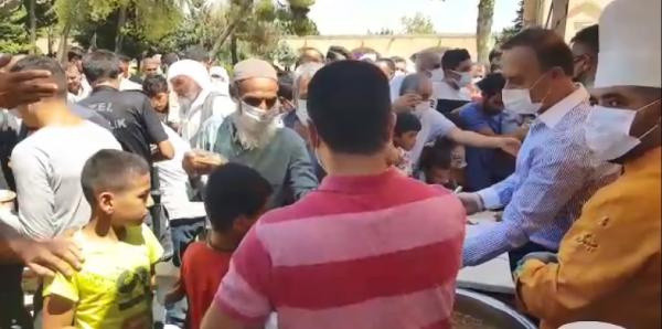 Korona vakaları artarken pes dedirten görüntü! Şanlıurfa’da aşure dağıtımında izdiham - Resim: 0