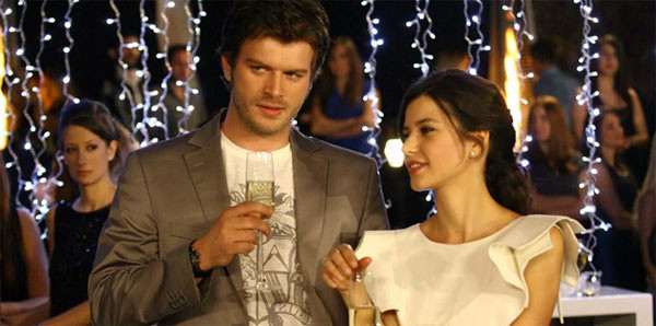 Beren Saat ve Kıvanç Tatlıtuğ New York sokaklarında heyecanlandıran pozlar! 12 yıl aradan sonra ilk kez yan yanalar - Resim: 0