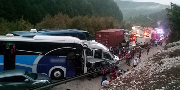 Korkunç kazaya 12 araç karıştı: Ölü ve çok sayıda yaralı var! - Resim: 2
