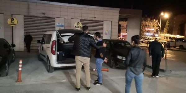 Bursa'da tartıştığı 2 kişiyi AVM tuvaletinde bıçakladı - Resim: 2