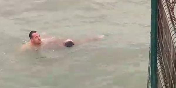 Samsun'da denize atlayan genç kızı polis kurtardı - Resim: 1