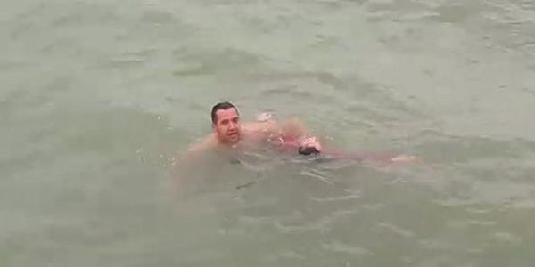 Samsun'da denize atlayan genç kızı polis kurtardı - Resim: 3