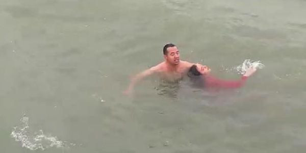 Samsun'da denize atlayan genç kızı polis kurtardı - Resim: 4