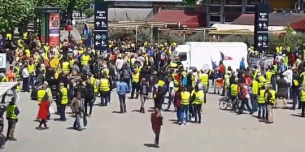 Fransa'da sarı yeleklilerin gösterileri devam ediyor - Resim: 4