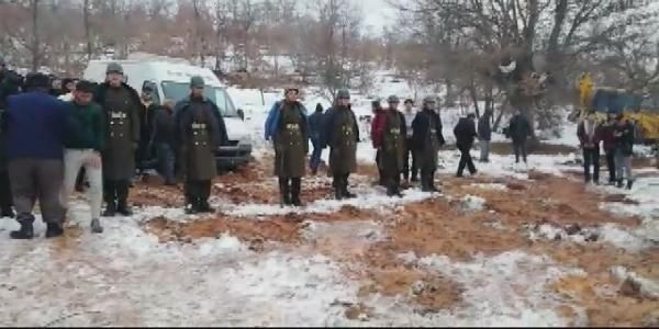 Şehit cenazesinde üşüyen askerlere montlarını giydiren koca yürekli insanlar - Resim: 1