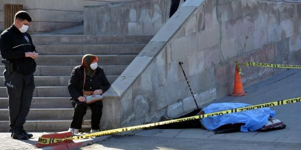 Kayseri'de yaşandı! Tabureye oturup ölen eşinin cenazesinin başında bekledi - Resim: 1