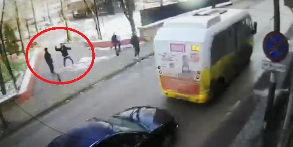 Bursa'da minibüsüne kar topu atanları uyarmak için indi! Kanlar içinde kaldı - Resim: 0