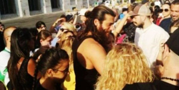 Demet Özdemir ile aşk yaşayan Can Yaman'ın İtalya'da hayranları rahat bırakmadı - Resim: 2