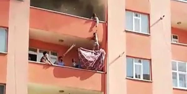 Yangında çocuklarını alt kattaki komşusunun balkonuna sarkıtarak kurtardı - Resim: 1