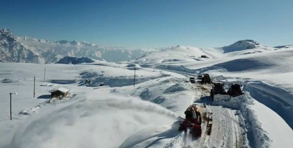 Hakkari'de kardan yollar kapanınca yol açma çalışmalarına ara yok - Resim: 4