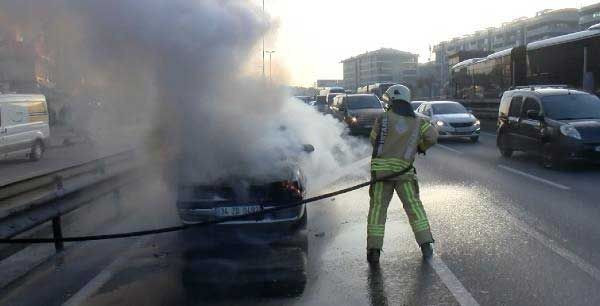 Küçükçekmece'de otomobil alev alev yandı - Resim: 1
