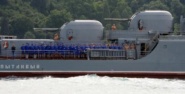 Boğaz'da dikkat çeken an! Rus savaş gemileri böyle geçti - Resim: 1