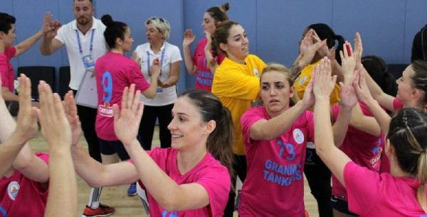 Maçtan dönen otobüs devrildi çok sayıda sporcu yaralandı - Resim: 1