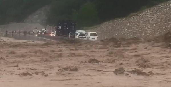 Bursa'da sel: Şiddetli yağış kamyonu sürükledi! - Resim: 2