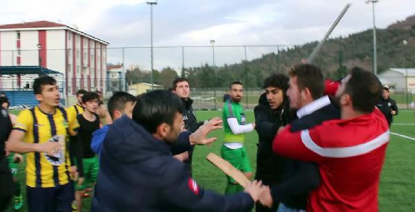 Maçta kavga çıktı! Elinde sopayla saldırmaya kalktı - Resim: 2