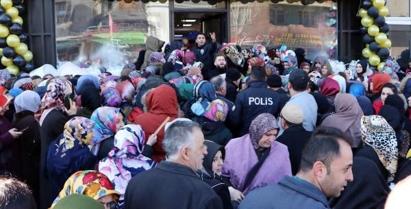 İndirim izdihamı aşırı kalabalık nedeniyle polis çağrıldı ama... - Resim: 2