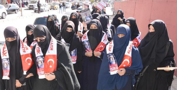 Alparslan Kuytul için yürüyen kadınlardan polisi şaşkına çeviren sözler... - Resim: 1