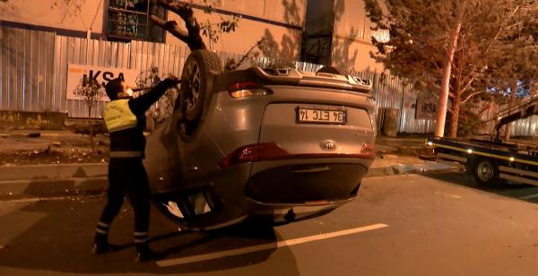 Ankara'da kaldırıma çıkan otomobil ağaca çarpıp takla attı - Resim: 0