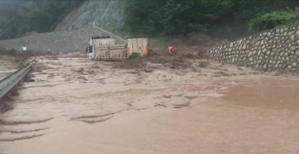 Bursa'da sel: Şiddetli yağış kamyonu sürükledi! - Resim: 3