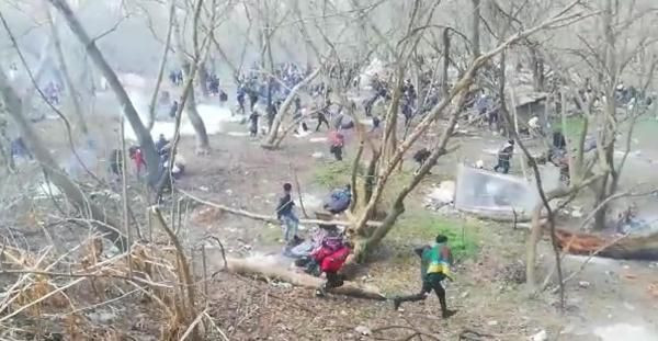 Yunan askerleri sınıra dayanan göçmenleri gaza boğuyor - Resim: 1