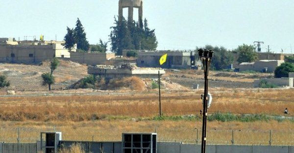 YPG militanı ile ABD askeri SDG bayrağı asılı mevzide - Resim: 4