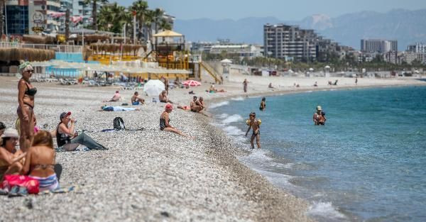 Turistler sıcak havanın tadını çıkardı! Antalya'da sahillere akın ettiler - Resim: 1