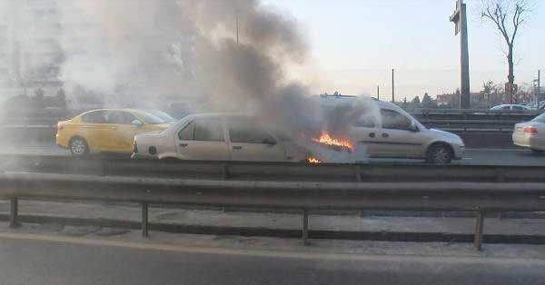 Küçükçekmece'de otomobil alev alev yandı - Resim: 0