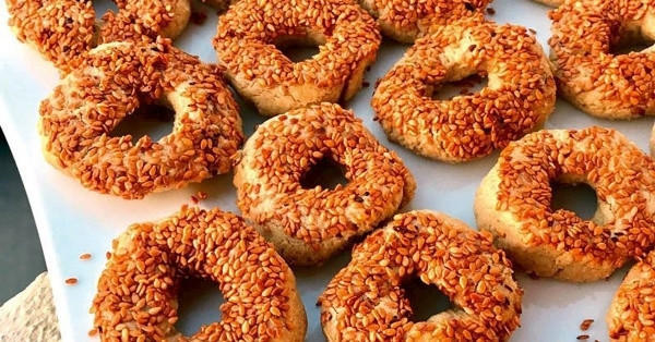 Konu komşuya dağıtmak için yapıp hepsini siz yiyeceksiniz! İşte ağızda dağılan mahlepli mahlepsiz kandil simidi tarifi - Resim: 0