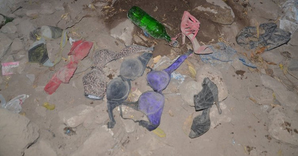 Kayseri'de mezar odalarında rezalet görüntüler! Sütyen ve kadın ayakkabıları bulundu - Resim: 1