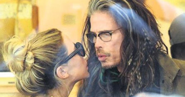 41 yaş küçük sevgilisiyle dudak dudağa! - Resim: 1