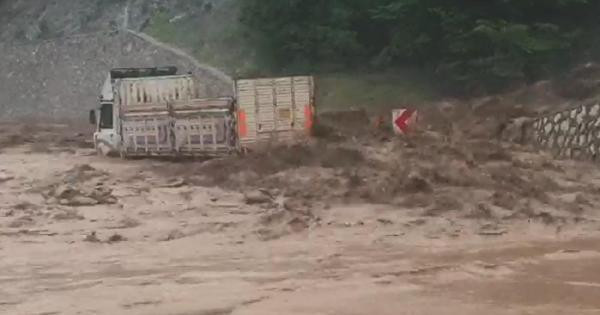 Bursa'da sel: Şiddetli yağış kamyonu sürükledi! - Resim: 4