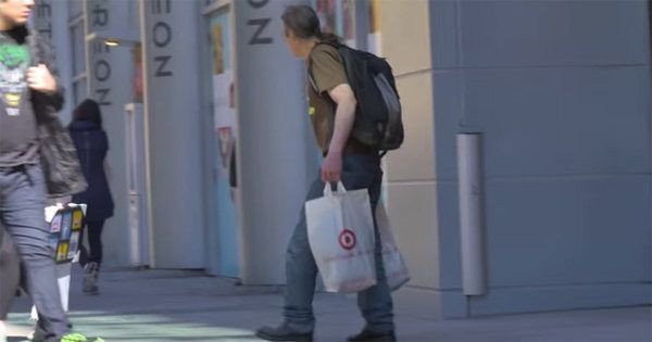 İçi para dolu çanta bulan evsiz adam öyle bir şey yaptı ki... - Resim: 3